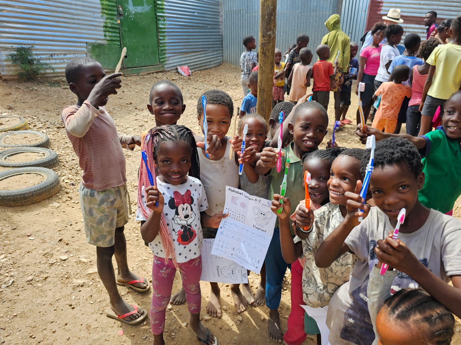 De kinderen van Home of Good Hope zijn heel blij met hun nieuwe tandenborstel