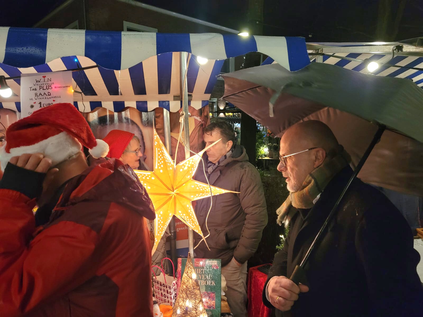 Nieuwe bestuurssecrestaris Henri van de Laar bezoekt de kerstmarkt