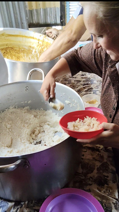 Gerdien helpt mee eten opscheppen
