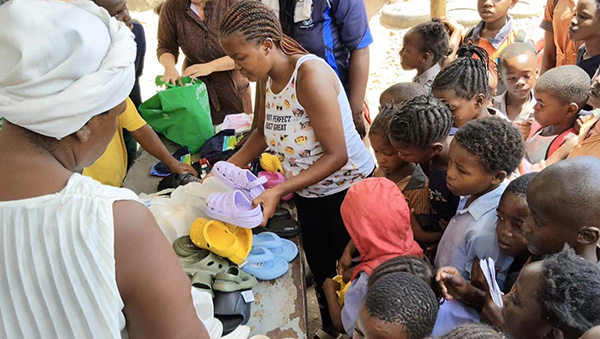 Het uitdelen van de schoenen